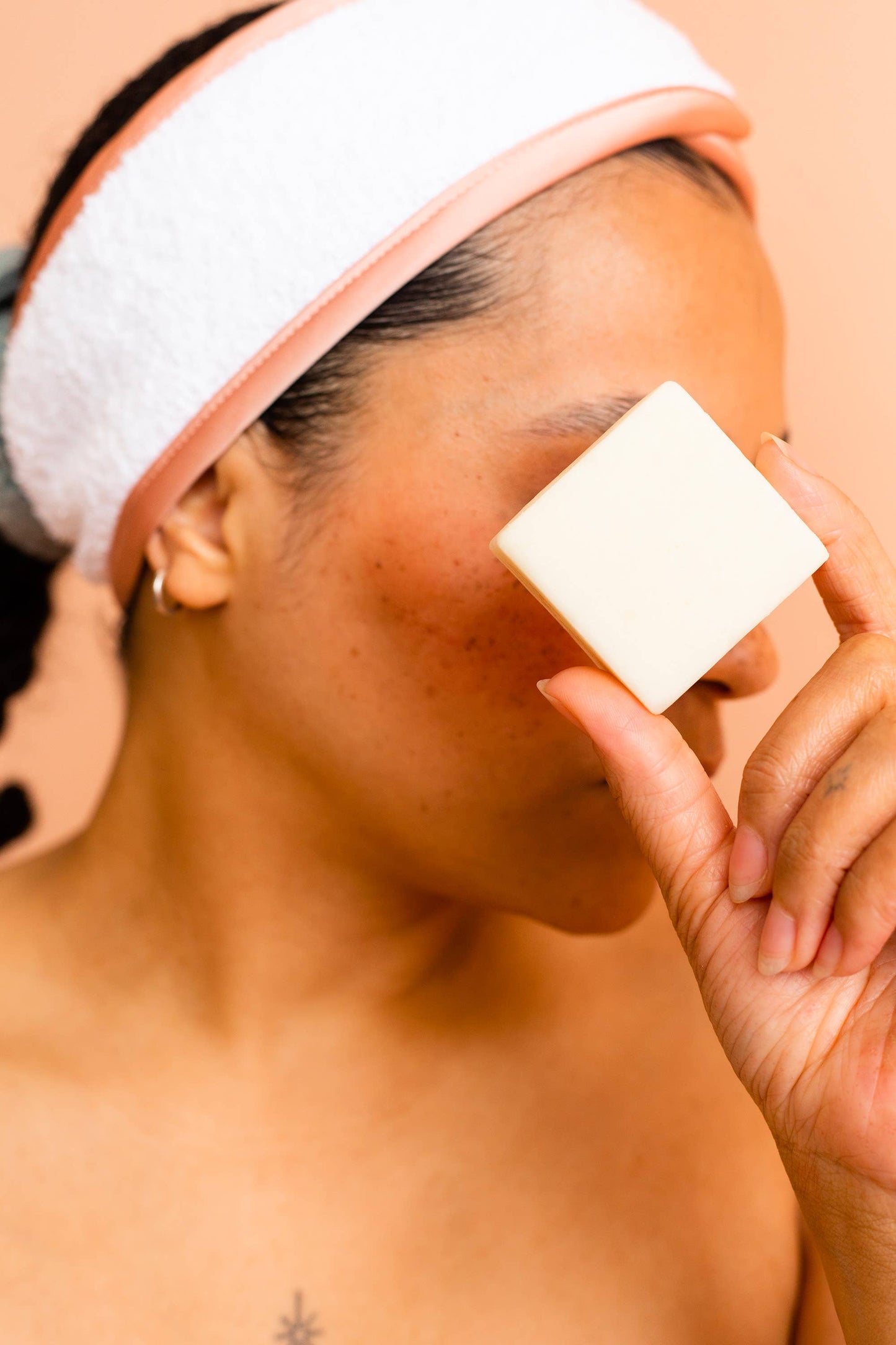 Package-free makeup remover bar