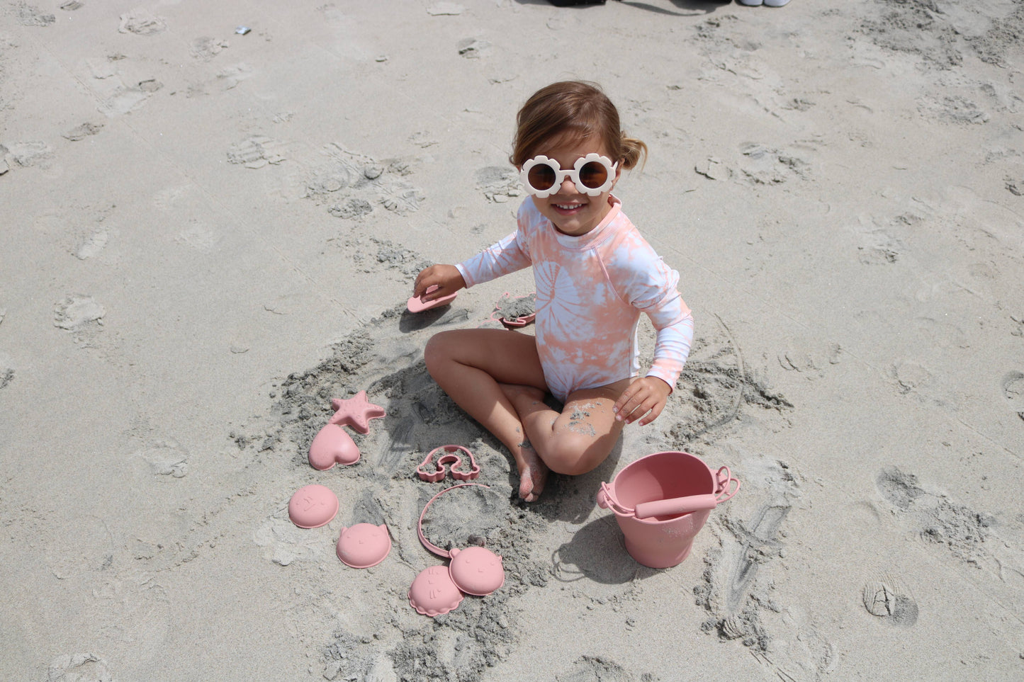 12 Piece Beach Bucket Color: Blush