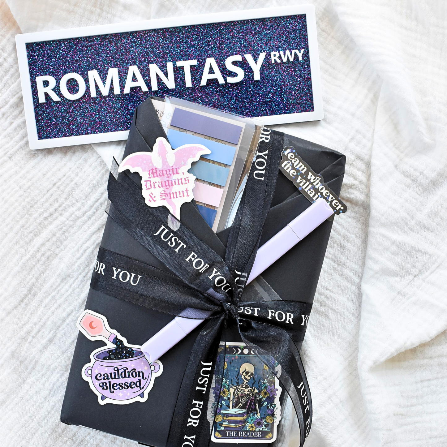 Romantasy Book Display Sign – Book Lover Shelf Decor